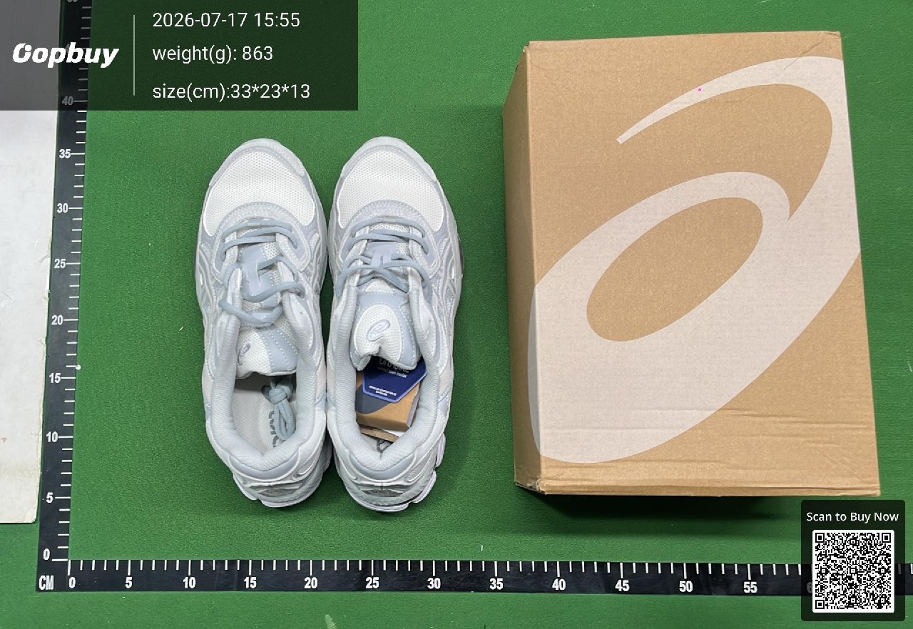 Zapatillas fotografiadas con caja sobre una escala de centímetros