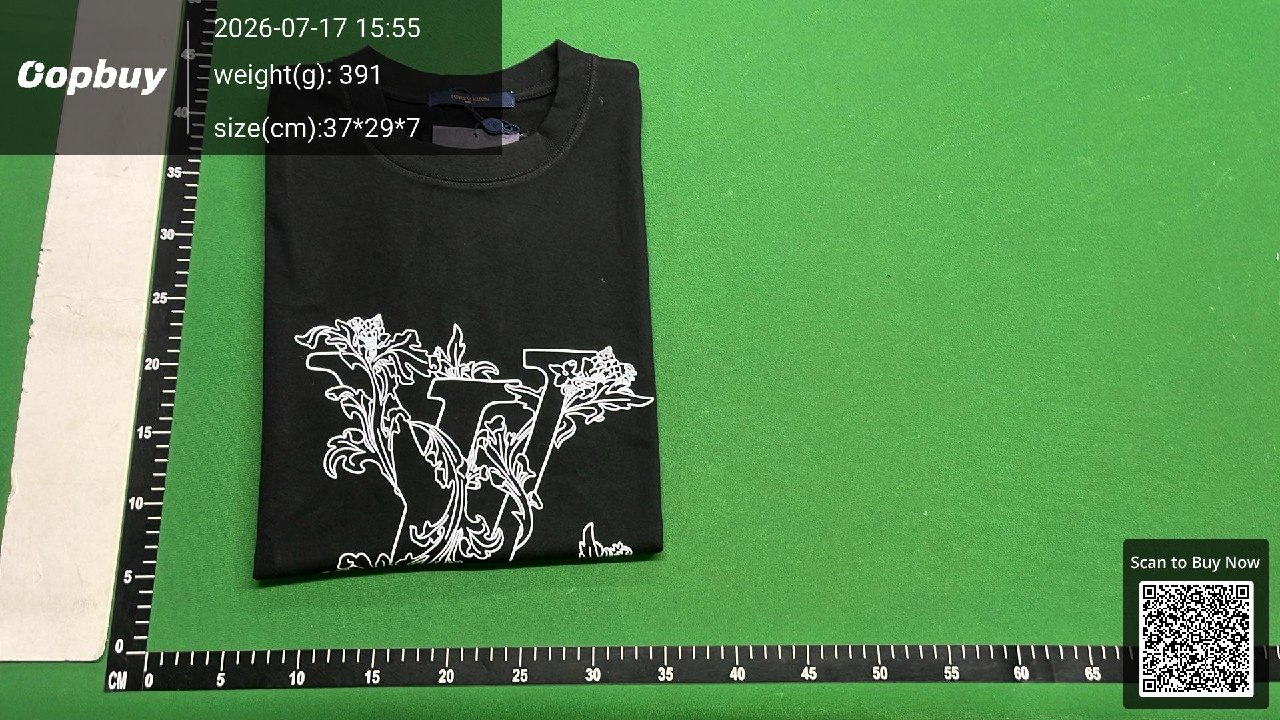 Camiseta negra doblada sobre una mesa de medición