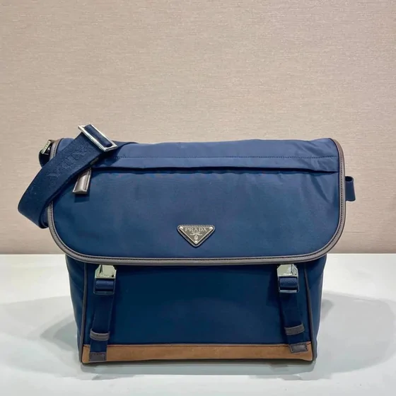 Ejemplo de bolso bandolera azul con solapa
