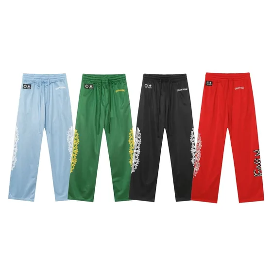 Ejemplo de pantalones de chándal en azul, verde, negro y rojo