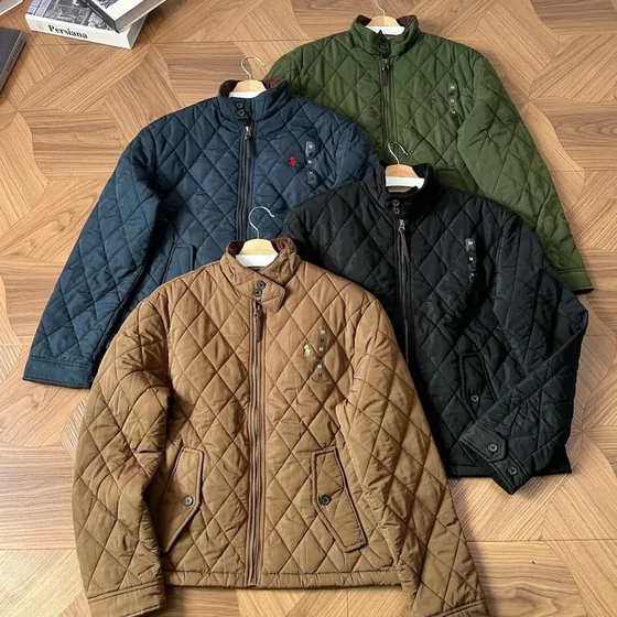 Ejemplo de tres chaquetas acolchadas en colores oliva, marino y camel