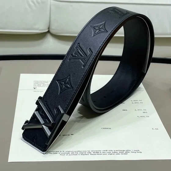 Ejemplo de cinturón negro de piel con hebilla metálica