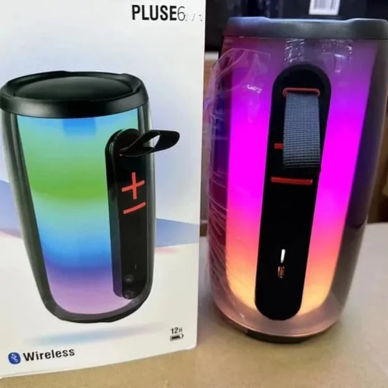 Ejemplo de altavoz bluetooth con luces de colores junto a su caja