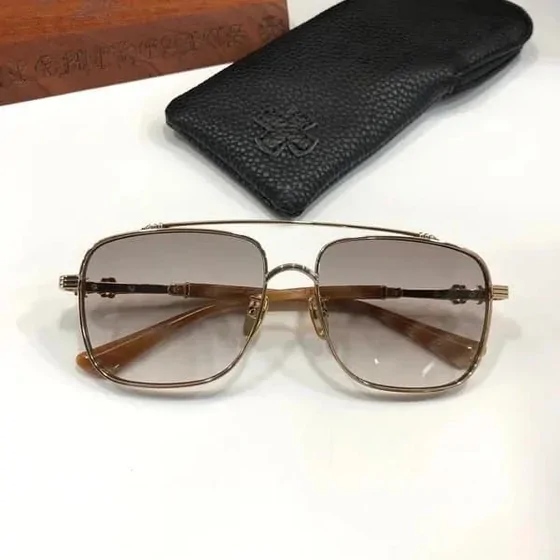 Ejemplo de gafas de sol de metal con funda negra