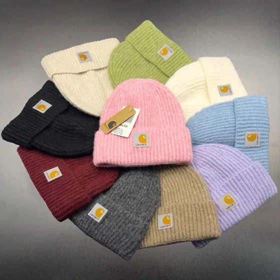 Gorras con visera en colores rosa, amarillo, azul y otros tonos