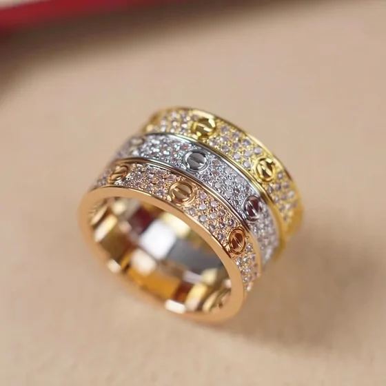 Anillo de tono dorado con piedras engastadas