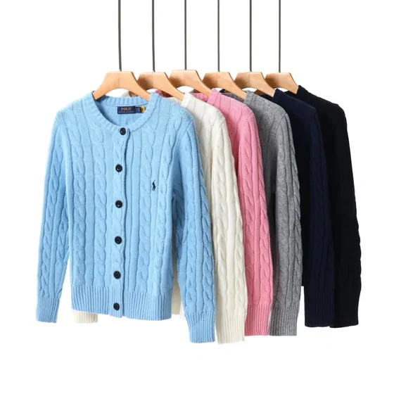 Ejemplo de cárdigans de punto en azul, rosa y gris colgados