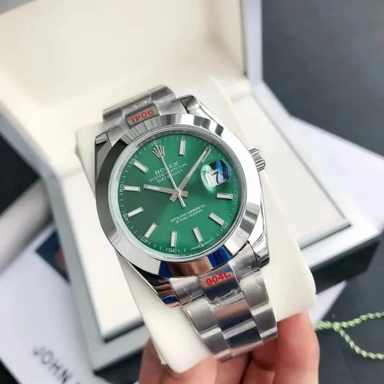 Ejemplo de reloj de acero con esfera verde sobre su caja