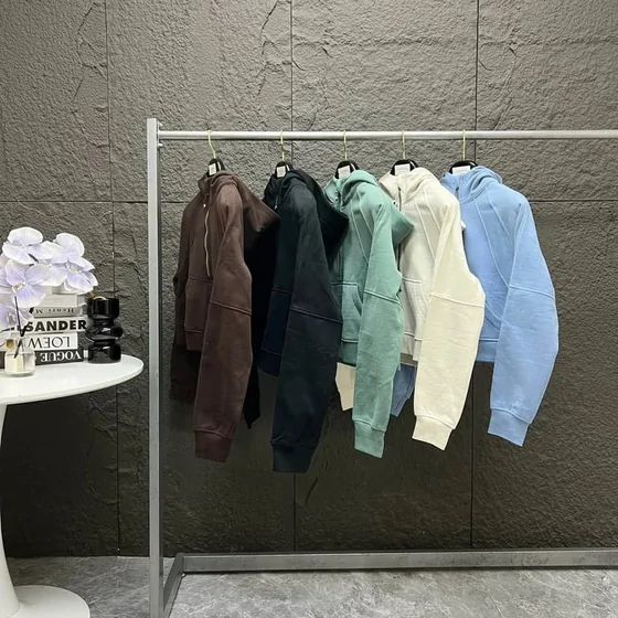 Ejemplo de burra con sudaderas y prendas de abrigo colgadas